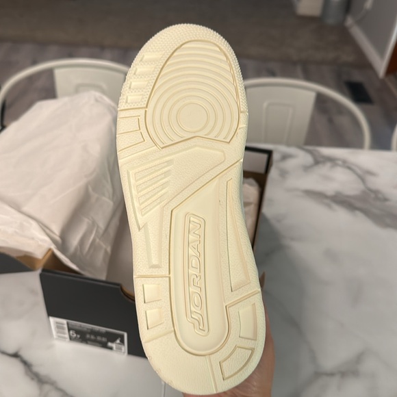 Jordan Spizike Low (GS) size 5Y. - Picture 9 of 9